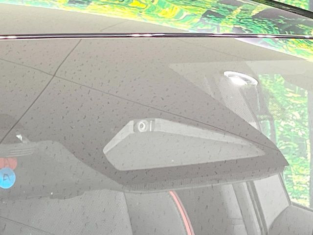 【トヨタセーフティセンス】走行中に前方の車両等を認識し、衝突しそうな時は警報とブレーキで衝突回避と被害軽減をアシスト。より安全にドライブをお楽しみいただけます。