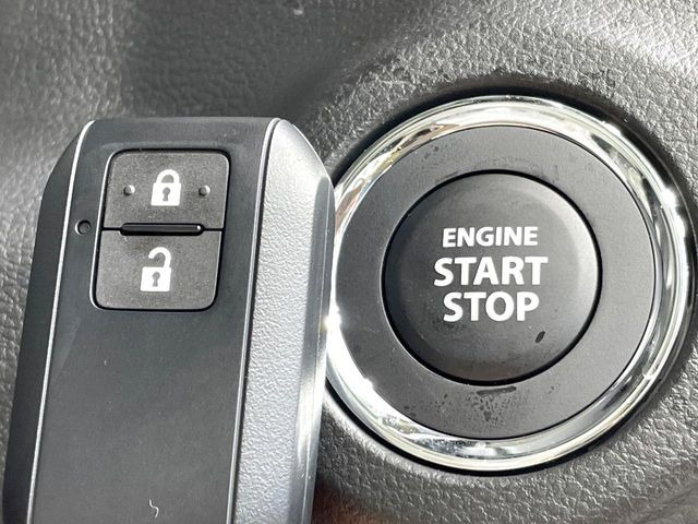 便利なキーレス&プッシュスタートシステム♪この電子キーを携帯しているだけで簡単にエンジンの始動やドアの解錠、施錠が可能です!また万が一の時も安心なエンジンイモビライザーもついてます!