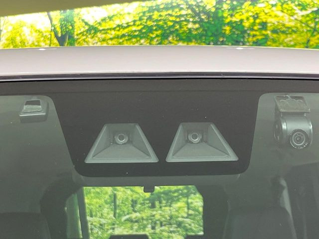 【スマートアシスト】走行中に前方の車両等を認識し、衝突しそうな時は警報とブレーキで衝突回避と被害軽減をアシスト。より安全にドライブをお楽しみいただけます。