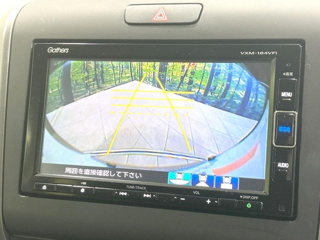 【バックカメラ】駐車時に後方がリアルタイム映像で確認できます。大型商業施設や立体駐車場での駐車時や、夜間のバック時に大活躍!運転スキルに関わらず、今や必須となった装備のひとつです!