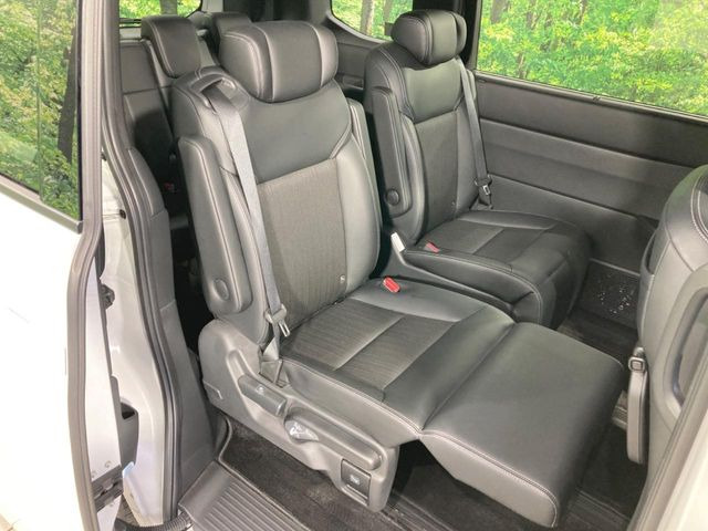 【オットマン付セカンドシート】足を延ばしてリラックスしたいときに便利なオットマン!ロングドライブや仮眠の際にもゆったり快適にお過ごしいただけます♪