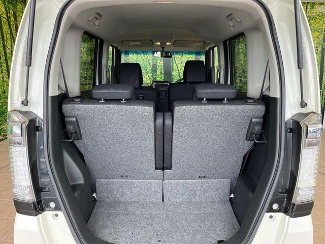 普段のお買い物や通勤、送迎等に十分な荷室スペースを確保しております。セカンドシートを倒すと、大きな荷物の積載も可能です♪