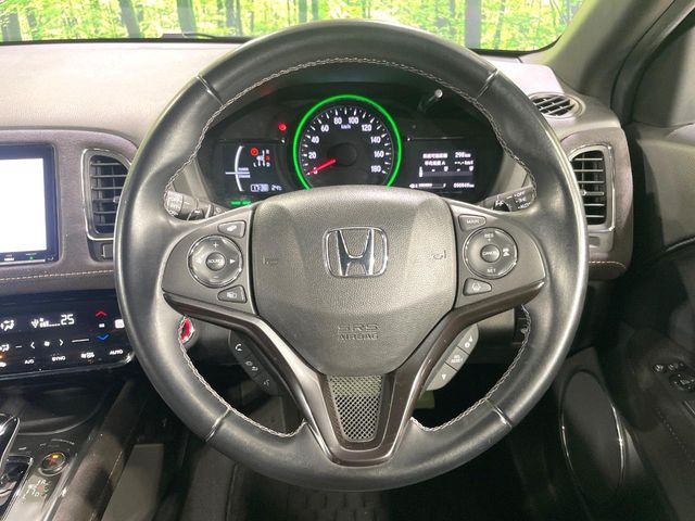 インテリアに合わせたデザインのステアリングは、運転される方のことも考え、運転しやすい形状、大きさです。是非一度、実際に触ってお確かめください。