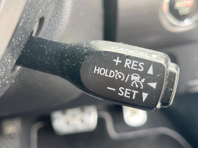 【レーダークルーズコントロール】高速道路での長距離走行が楽に!!自動で速度を保つクルーズコントロールが、衝突軽減システムと連携し、前方の車両を感知して車間を保つように速度調節してくれます!!