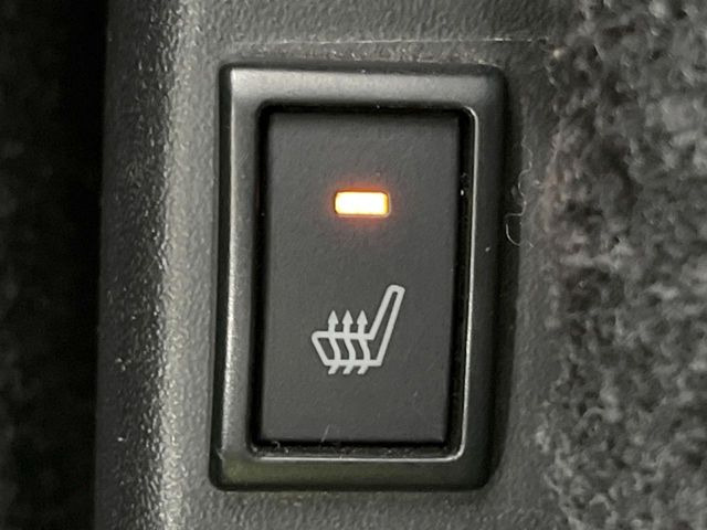 【シートヒーター】寒い日に重宝するシートヒーター!エアコンより早く温まってくれるので寒がりの人も安心ですね♪エアコンの温風は乾燥するから苦手、という方にもをおすすめです。