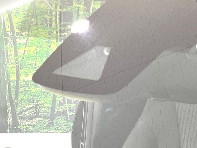 【プリクラッシュセーフティ】前方の車両等を検知し、衝突しそうな時は警報で注意を促し、ブレーキを踏む力をサポート。ブレーキを踏めなかった場合は衝突被害軽減ブレーキが作動、衝突回避をサポートします。