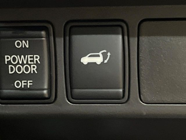 【パワーバックドア】スマートキーや運転席のボタンを押すだけでリアゲートが自動で開閉します!荷物を持っている時や、高い位置にあるバックドアを閉める際に便利な機能です♪