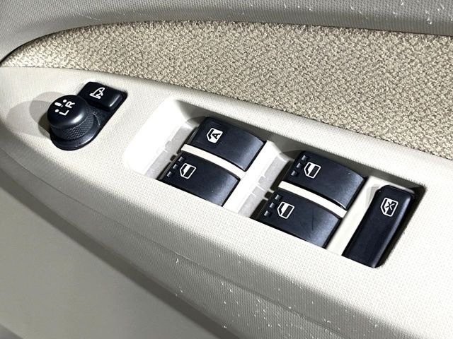 【電動格納ミラー】サイドミラーは電動格納式となっており、狭い駐車場でもキズがつくリスクを抑えられます。