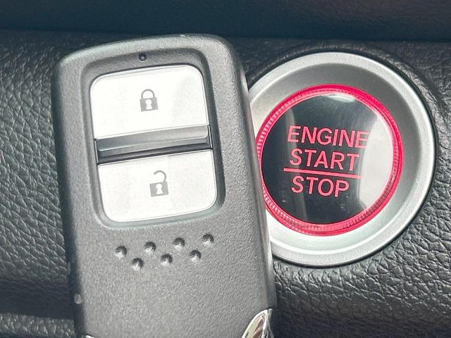 �yHonda�X�}�[�g�L�[�z�J�o����|�P�b�g�ɓ��ꂽ�܂܂ł��h�A�̎{���E�������\�ȃX�}�[�g�L�[�𑕔��B�G���W���̃I���E�I�t�����J�M�����o���K�v����������Ƃ��Ă��֗��ł���