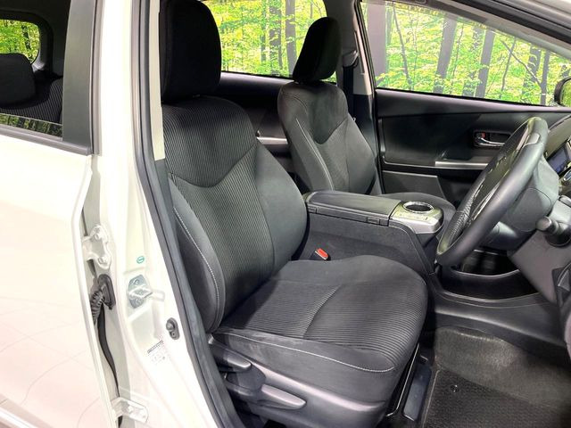 運転席まわりには十分なスペースがあり、大柄な方でもゆったり運転していただける環境です。