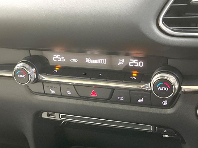 【オートエアコン】一度お好みの温度に設定すれば、車内の温度を検知し風量や温度を自動で調整。暑い&hellip;寒い&hellip;と何度もスイッチ操作をする必要はありません。快適な車内空間には必須の機能ですね♪