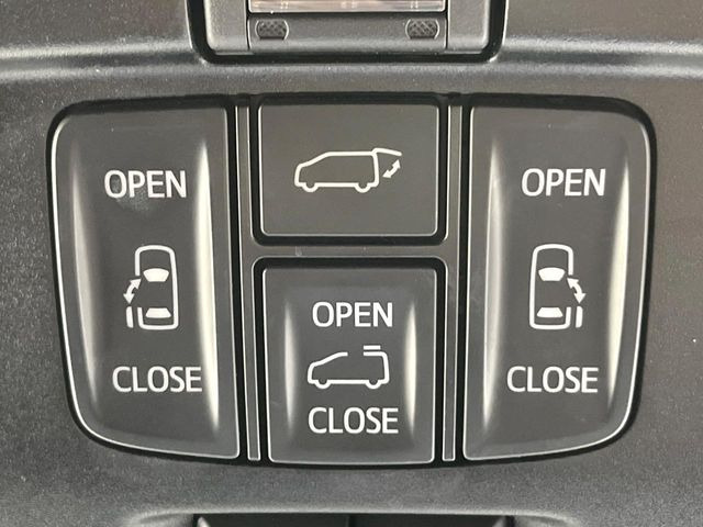 【両側パワースライドドア】スマートキーや運転席のスイッチで後席両側スライドドアの開閉が可能♪電動だから力を入れてドアを開ける必要が無く、小さなお子様でも簡単に開け閉めでき快適です♪