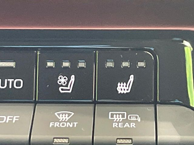 【シートヒーター&ベンチレーション】夏場は涼しい風でお尻や背中の熱やムレを防ぎ、冬はエアコンよりも早く温まってポカポカに!季節を問わず快適に過ごせます。