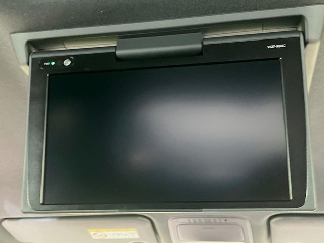 【フリップダウンモニター】大画面モニターで後席でもエンタメをお楽しみいただけます。小さなお子様にも大人気の装備です♪