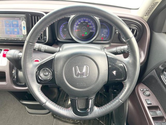 【ステアリングスイッチ】運転中、前方から目線をそらすことなく、オーディオ等の操作が可能な便利機能!安心&快適なドライブを演出してくれます♪