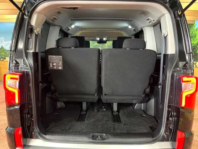 普段のお買い物や通勤、送迎等に十分な荷室スペースを確保しております。セカンドシートを倒すと、大きな荷物の積載も可能です♪