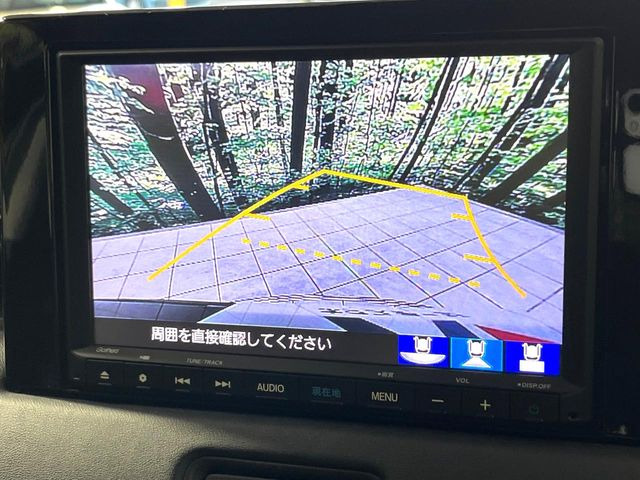 【バックカメラ】駐車時に後方がリアルタイム映像で確認できます。大型商業施設や立体駐車場での駐車時や、夜間のバック時に大活躍!運転スキルに関わらず、今や必須となった装備のひとつです!