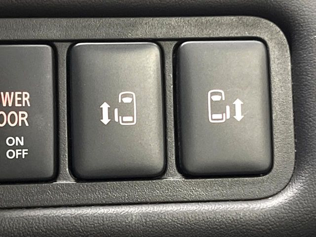 【両側パワースライドドア】スマートキーや運転席のスイッチで後席両側スライドドアの開閉が可能♪電動だから力を入れてドアを開ける必要が無く、小さなお子様でも簡単に開け閉めでき快適です♪