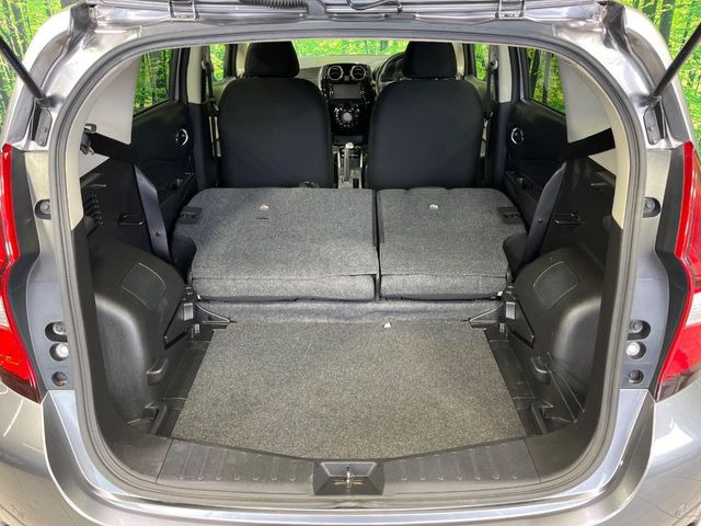 後席を格納すると、これだけの広さが!シーンに合わせたシートアレンジで、大きな荷物も積むことが出来ます♪