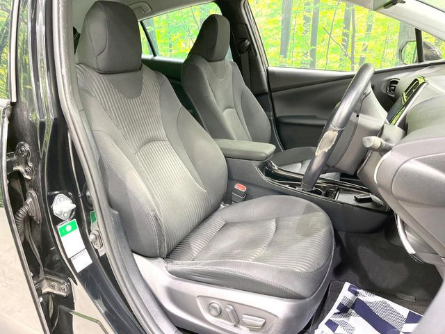 運転席まわりには十分なスペースがあり、大柄な方でもゆったり運転していただける環境です。