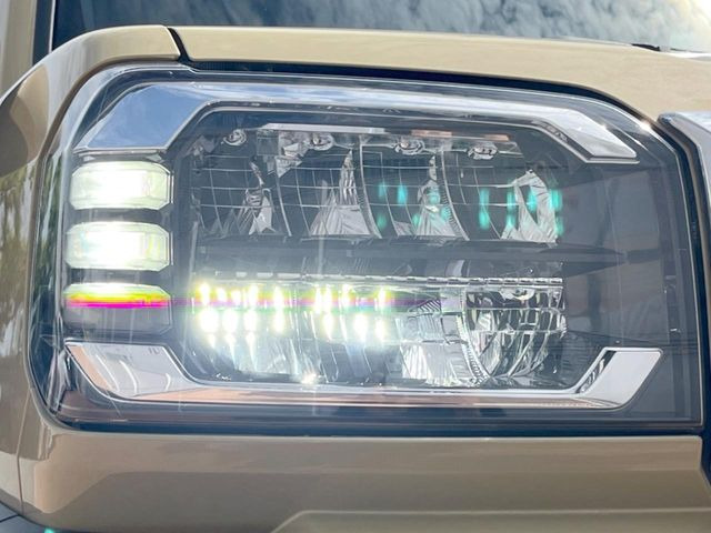 【LEDヘッドライト】悪天候や夜間走行時も良好な視界を確保し安心して運転できる高輝度LEDヘッドライトを装備!点灯速度が早く、消費電力も抑えられています。