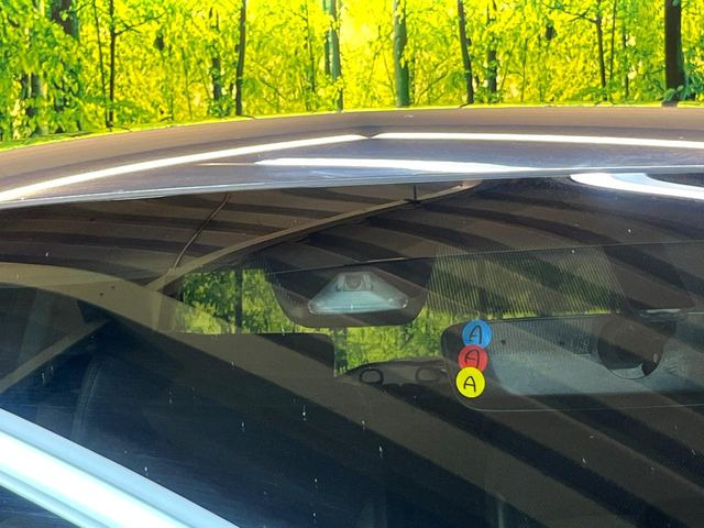 【ホンダセンシング】走行中に前方の車両等を認識し、衝突しそうな時は警報とブレーキで衝突回避と被害軽減をアシスト。より安全にドライブをお楽しみいただけます。