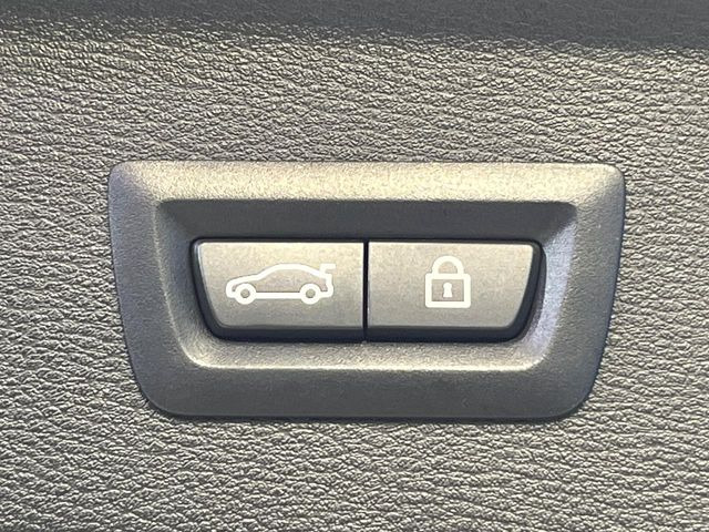 ●電動リアゲート:ワンタッチでリアゲートの開閉ができ、荷物などで両手が塞がっている状態でも簡単に開閉ができる便利機能です。