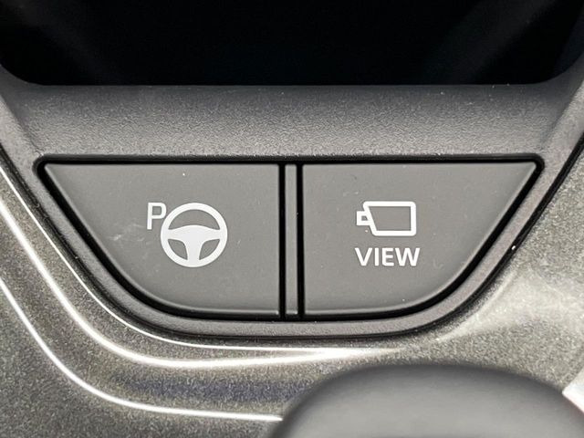 【リモート機能つきアドバンストパーク】専用スマートフォンアプリの使用で、車外から遠隔駐車・出庫が可能な先進機能。広い場所で乗り降りしたい時に便利です♪