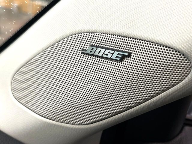 【BOSEサウンドシステム】メーカーオプションの高品位サウンドシステムを搭載。専用のチューニングが施された大小様々なスピーカーから良質なサウンドが奏でられ、臨場感あふれる音響空間を演出します。