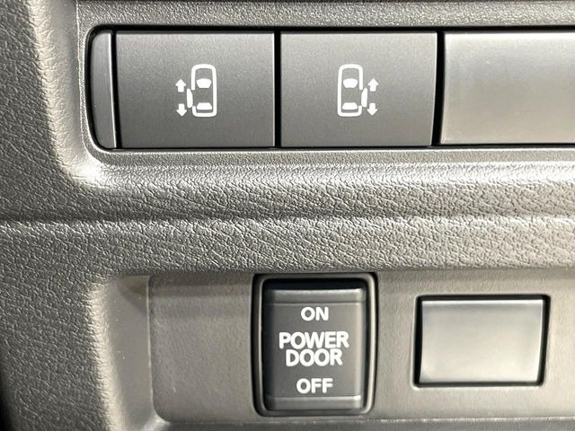 【両側パワースライドドア】スマートキーや運転席のスイッチで後席両側スライドドアの開閉が可能♪電動だから力を入れてドアを開ける必要が無く、小さなお子様でも簡単に開け閉めでき快適です♪