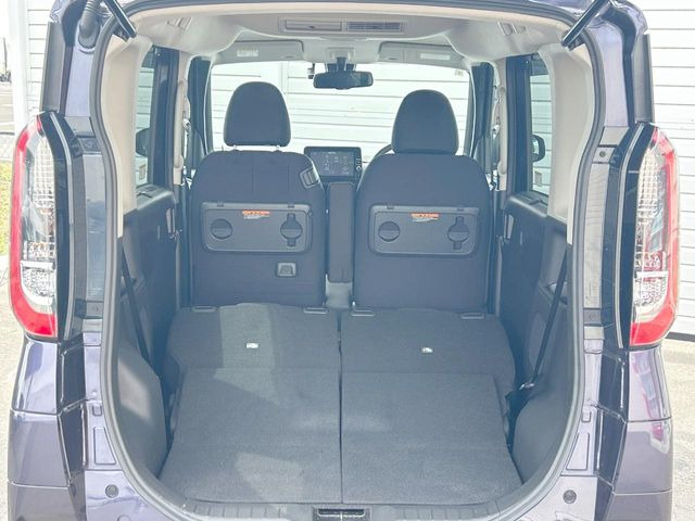 普段のお買い物や通勤、送迎等に十分な荷室スペースを確保しております。セカンドシートを倒すと、大きな荷物の積載も可能です♪