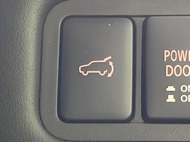 【パワーバックドア】スマートキーや運転席のボタンを押すだけでリアゲートが自動で開閉します!荷物を持っている時や、高い位置にあるバックドアを閉める際に便利な機能です♪