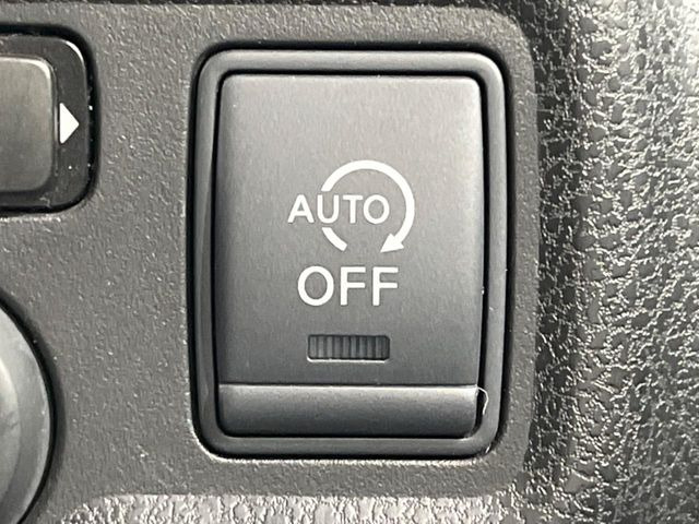 【アイドリングストップ】赤信号や渋滞で停車した際にエンジンを停止し、無駄な燃料の消費を抑えます。燃費向上や環境保護につなげる機能♪エンジンはブレーキを離せば再始動します。