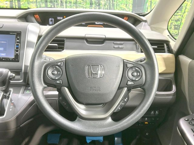 インテリアに合わせたデザインのステアリングは、運転される方のことも考え、運転しやすい形状、大きさです。是非一度、実際に触ってお確かめください。