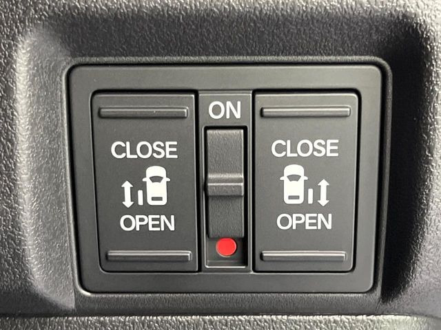 【両側パワースライドドア】スマートキーや運転席のスイッチで後席両側スライドドアの開閉が可能♪電動だから力を入れてドアを開ける必要が無く、小さなお子様でも簡単に開け閉めでき快適です♪