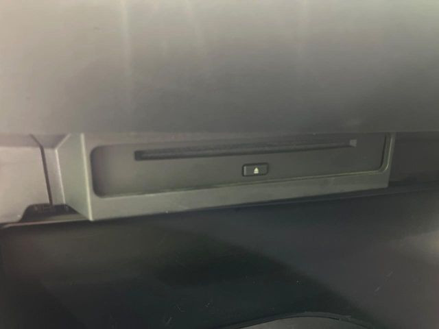 【CD/DVDデッキ】オプションのCD/DVDデッキを搭載。ディスプレイオーディオでエンタメをお楽しみいただけます。