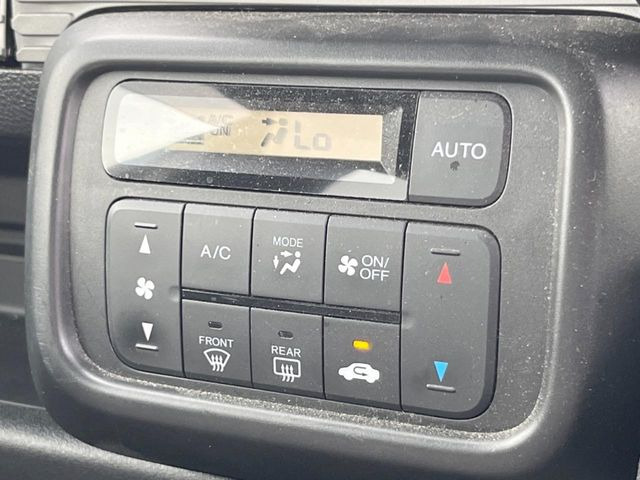 【オートエアコン】一度お好みの温度に設定すれば、車内の温度を検知し風量や温度を自動で調整。暑い&hellip;寒い&hellip;と何度もスイッチ操作をする必要はありません。快適な車内空間には必須の機能ですね♪