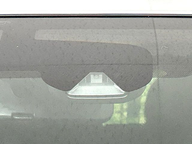 【エマージェンシーブレーキ】走行中に前方の車両等を認識し、衝突しそうな時は警報とブレーキで衝突回避と被害軽減をアシスト。より安全にドライブをお楽しみいただけます。