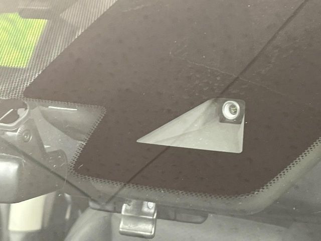 【インテリジェントエマージェンシーブレーキ】フロントカメラで前方の車両や歩行者を検知。衝突しそうな時は衝突被害軽減ブレーキが作動、衝突回避をサポート。より安全にドライブをお楽しみいただけます。