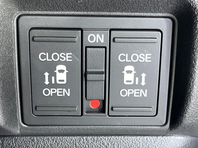 【両側パワースライドドア】スマートキーや運転席のスイッチで後席両側スライドドアの開閉が可能♪電動だから力を入れてドアを開ける必要が無く、小さなお子様でも簡単に開け閉めでき快適です♪