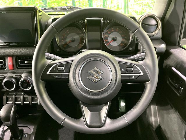 【純正革巻きステアリング】上質な革を使用することで、手にしっかり馴染みとても運転しやすいハンドルです♪