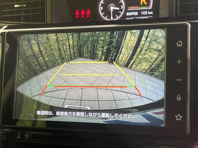 【バックカメラ】駐車時に後方がリアルタイム映像で確認できます。大型商業施設や立体駐車場での駐車時や、夜間のバック時に大活躍!運転スキルに関わらず、今や必須となった装備のひとつです!