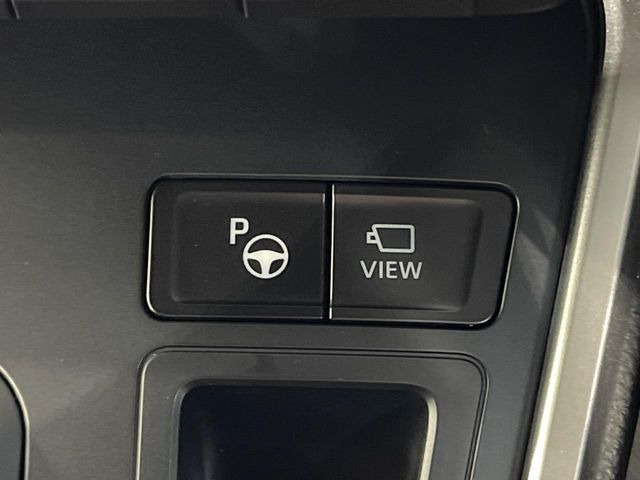 【リモート機能つきアドバンストパーク】専用スマートフォンアプリの使用で、車外から遠隔駐車・出庫が可能な先進機能。広い場所で乗り降りしたい時に便利です♪