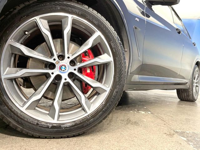 ●純正20インチアルミホイール:輸入車ならではの卓越した走りを支えるホイールと足回りです!日本車の走りに慣れている方にもぜひ体感して頂きたいほど、高いレベルでまとまっています!