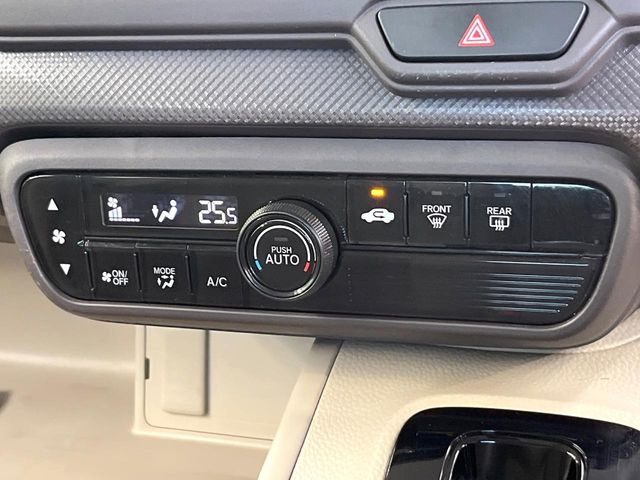 【オートエアコン】一度お好みの温度に設定すれば、車内の温度を検知し風量や温度を自動で調整。暑い&hellip;寒い&hellip;と何度もスイッチ操作をする必要はありません。快適な車内空間には必須の機能ですね♪