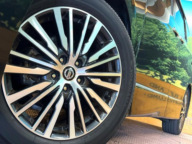 �y����18�C���`�A���~�z�C�[���z�O�ςɃ}�b�`���������A���~�z�C�[���𑕒����Ă���܂��B�e��ЊO�A���~�z�C�[����A�X�^�b�h���X�^�C�����戵�����Ă���܂��B���񂲑��k����������