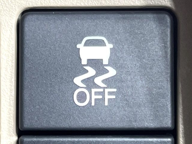 【横滑り防止装置】車両の横滑りを感知すると、自動的に車両の進行方向を保つように車両を制御します。雨の日など滑りやすい路面状況でも安全な運転が可能です。
