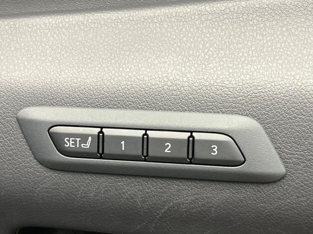 【メモリー機能付きパワーシート】ドライバーごとに設定したシート位置を記憶して、ボタン一つで切り替えできる便利な機能!運転する方が複数名いらっしゃるご家庭におすすめです♪