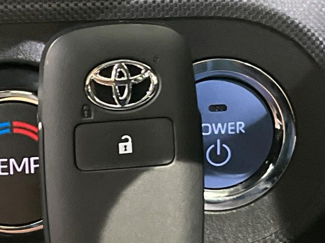 【スマートキー】カバンやポケットに入れたままでもドアの施錠・解錠が可能なスマートキーを装備。エンジンのオン・オフ時もカギを取り出す必要が無いからとっても便利です♪