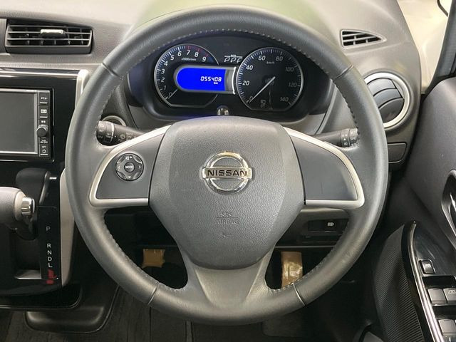 �C���e���A�ɍ��킹���f�U�C���̃X�e�A�����O�́A�^�]�������̂��Ƃ��l���A�^�]���₷���`��A�傫���ł��B�����x�A���ۂɐG���Ă��m���߂��������B